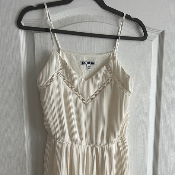 Express Cream Pleated Dress Size XS - Picture 3 of 3